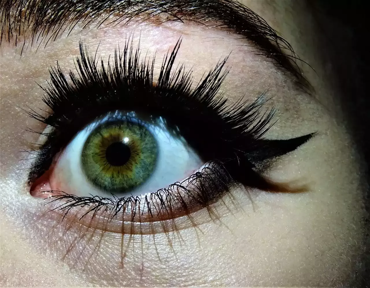 So kreieren Sie den klassischen Cat-Eye-Look