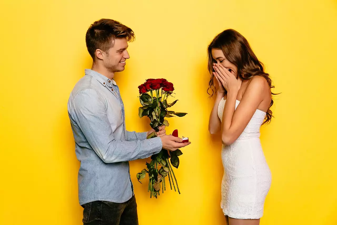 10 מתנות רומנטיות לחברה שיוציאו אותה מהרגליים
