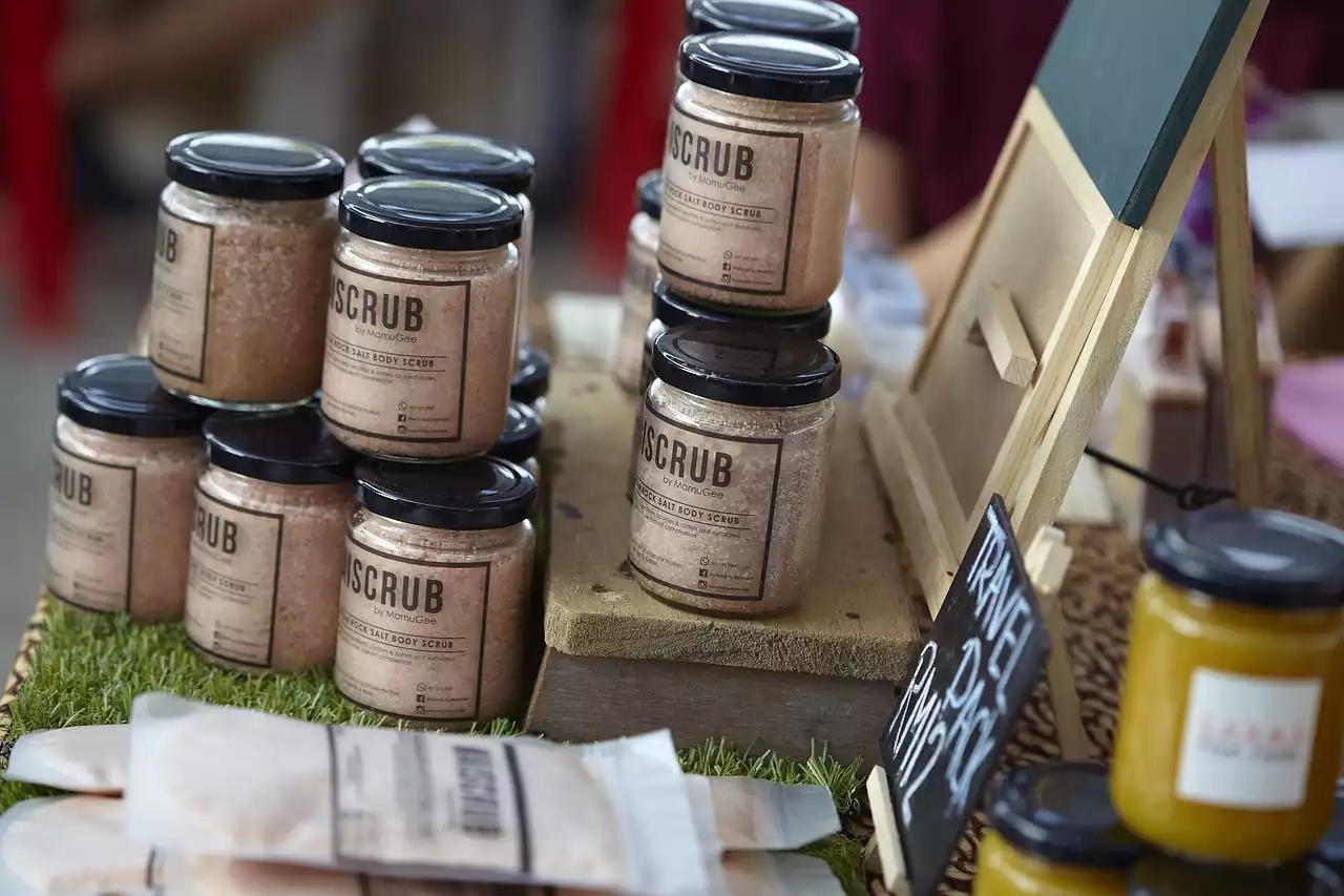 מדריך המתנות האולטימטיבי: לפנק את אשתך עם קרדיגנים נעימים וטיפוח יוקרתי לעור