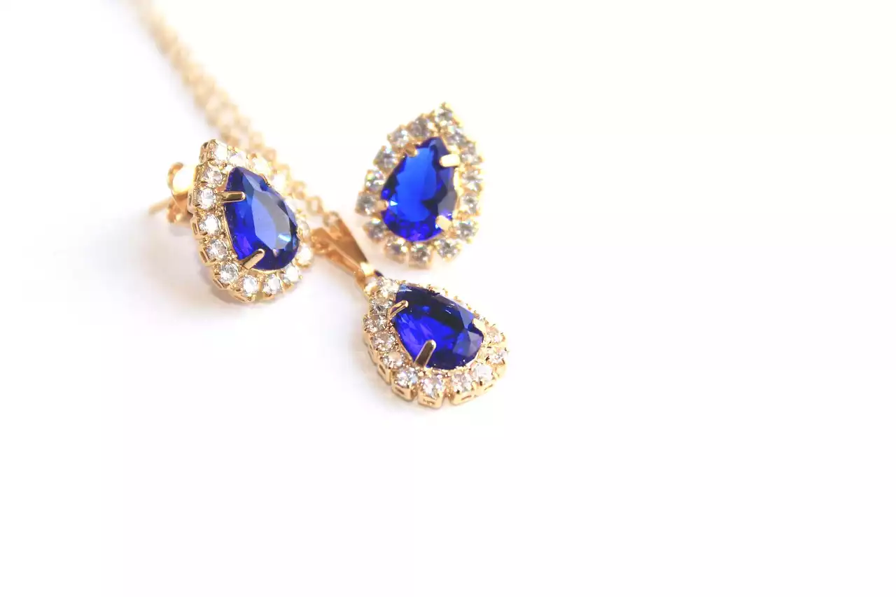 7 Benefits of Wearing Earrings: Expressing Your Personal Style